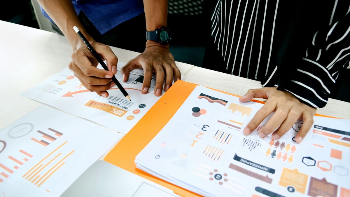 Personas evaluando hallazgos basados en evidencia con datos